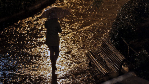 Las fuertes e intensas lluvias caídas en la Comunitat Valenciana, especialmente en las provincias de Castellón y Valencia, han acumulado hasta 93,4 litros por metro cuadrado en las últimas 24 horas en la localidad valenciana de Chera. En la imagen una 