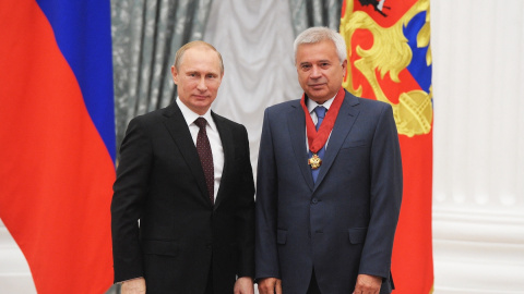 El presidente de Rusia, Vladimir Putin, posa con el presidente del gigante petrolero ruso Lukoil, Vagit Alikperov, durante una ceremonia en el Kremlin en Moscú, el 31 de julio de 2014.