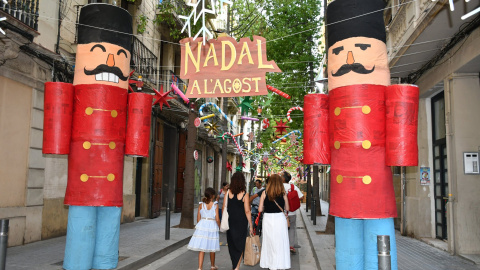 El carrer Finlàndia ha guanyat a les festes de Sants amb un mercat de Nadal en ple estiu.