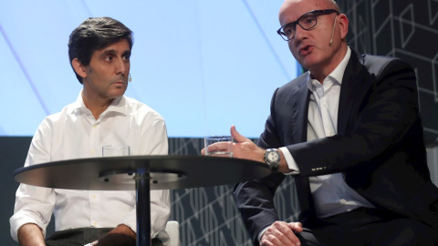 El presidente ejecutivo del Grupo Telefónica, José María Álvarez-Pallete (i), junto al consejero delegado, Ángel Vilá (d), durante la rueda de prensa ofrecida para presentar el nuevo plan de acción de la compañía. EFE/ Kiko Huesca