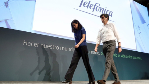 El presidente ejecutivo del Grupo Telefónica, José María Álvarez-Pallete (d), junto a la directora general de Finanzas y Control, Laura Abasolo (i), en la rueda de prensa para explicar el nuevo plan estratégico de la compañía. EFE/ Kiko Huesca