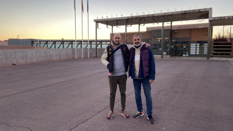 Albert Tió y Víctor Segués, a las puertas de la prisión de Lledoners