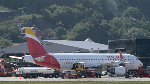 Foto de archivo de un avión de Iberia en el aeropuerto de Alvedro, en A Coruña.