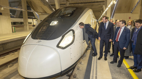 El candidato del PsdeG a la Xunta de Galicia, Xosé Ramón Gómez Besteiro; el ministro de Transportes y Movilidad Sostenible, Óscar Puente y el alcalde de Vigo, Abel Caballero, llegan a la estación de Vigo en un tren Avril de alta velocidad, a 5 de ene