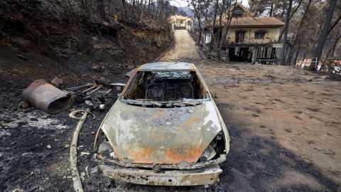 Vista de los daños causados en la urbanización Las Cumbres, que se vio rodeada por el incendio forestal de Llutxent. EFE/Natxo Francés