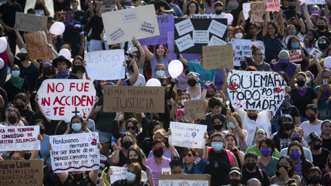 Colectivos feministas marchan durante una protesta en la Ciudad de Monterrey en el estado de Nuevo León (México).