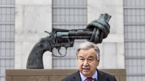 El secretario general de las Naciones Unidas, Antonio Guterres, hace una declaración pidiendo un alto el fuego en los combates entre Rusia y Ucrania frente a la escultura de bronce titulada 'The Knotted Gun' del artista sueco Carl Fredrik Reutersward fue