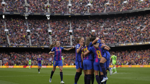 Las jugadoras del Barcelona celebran el gol de Jennifer Hermoso, tercero del equipo, durante el partido de ida de las semifinales de la Liga de Campeones femenina que Barcelona y Wolfsburgo disputan este viernes en el Camp Nou.