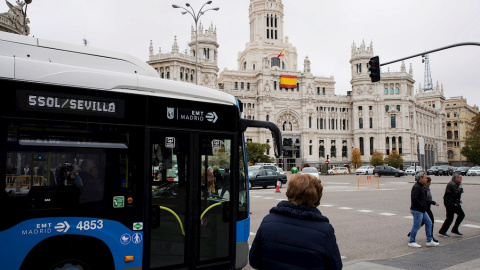 Un autobús de la EMT en una de las paradas de la Plaza de Cibeles. EFE/Luca Piergiovanni.