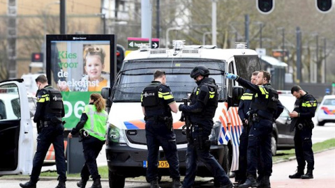 Imagen de archivo de unos agentes de Policía de los Países Bajos. REUTERS/Piroschka Van de Wouw