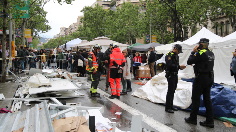 Imatge de la zona acordonada a la superilla literària de Barcelona, on una carpa ha sortit volant per un cop de vent.