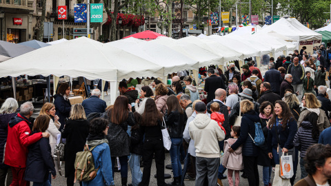 Cues a les parades del centre de Barcelona aquest dissabte, diada de Sant Jordi.