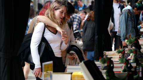 Una parella mira llibres en una parada a Barcelona.