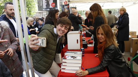 a escritora María Dueñas posa para una foto mientras firma ejemplares de sus libros en el Paseo de Gràcia con motivo de la celebración de Sant Jordi en Barcelona este sábado.