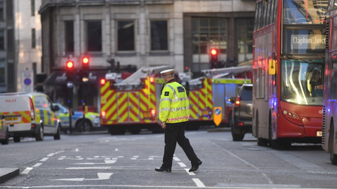 29/11/2019.- Una agente de Policía en el lugar del tiroteo que se ha producido cerca del Puente de Londres. EFE/acundo Arrizabalaga