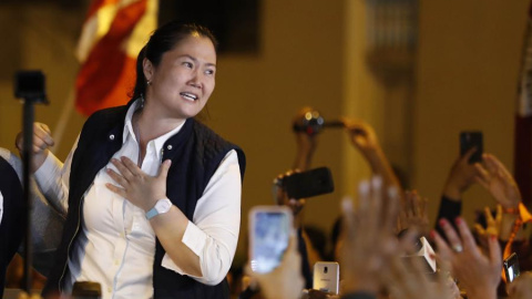 29/11/2019.- Keiko Fujimori sale este viernes del penal de mujer Santa Mónica de Chorrillos, en Lima (Perú). Keiko Fujimori, la líder de la oposición en Perú, salió este viernes de la cárcel donde estaba en régimen de prisión preventiva desde hac