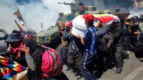 21/11/2019 - Militares irrumpen en una marcha fúnebre en Bolivia. / REUTERS - MARCO BELLO