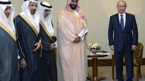 El presidente ruso, Vladimir Putin (der.), se reúne con el príncipe heredero adjunto, segundo viceprimer ministro y ministro de Defensa de Arabia Saudita, Mohammad bin Salman Al Saud (segundo der.), el 11 de octubre de 2015 en Sochi.