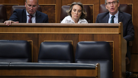 (I-D) El portavoz del PP en el Congreso, Miguel Tellado; la secretaria general del PP, Cuca Gamarra y el presidente del Partido Popular, Alberto Núñez Feijóo, durante una sesión plenaria extraordinaria, en el Congreso de los Diputados. E.P./Fernando S