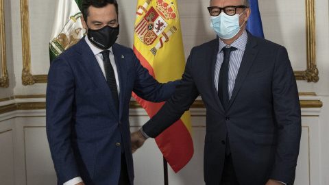 El presidente de la Junta, Juanma Moreno (i), durante su reunión con el portavoz del grupo parlamentario Vox, Manuel Gavira (d) / Fotografía de archivo