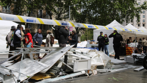 Imatge de la zona acordonada a la superilla literària de Barcelona, on una carpa ha sortit volant per un cop de vent.