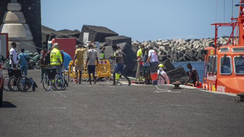 29/08/2024 Varias personas migrantes desembarcan de un cayuco, en el puerto de La Restinga (El Hierro), a 29 de agosto de 2024.