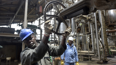 Un hombre controla la válvula en la refinería de petróleo más vieja de Nigeria. PIUS UTOMI EKPEI (AFP)