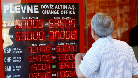 Un hombre mira un opanel informativo de una casa de cambio de moneda en Estambul. REUTERS/Osman Orsal