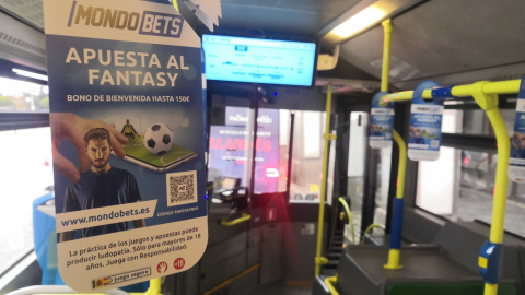 Publicidad de casas de apuestas en un autobús de la EMT