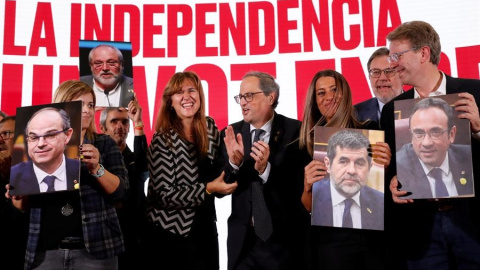 Laura Borràs, Quim Torra, Miriam Nogueras i altres dirigents de Juntas per Catalunya en el miting de final de campanya. EFE / Toni Albir