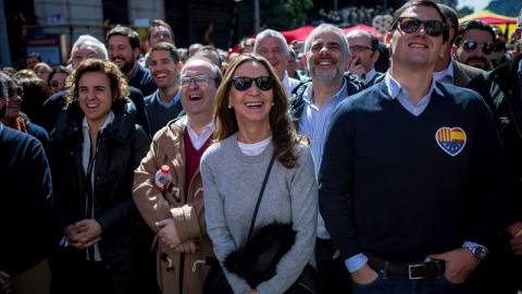 El primer secretari del PSC, Miquel Iceta, al costat del president de C's, Albert Rivera, i la ministra Dolors Montserrat, entre altres, durant la manifestació que Societat Civil Catalana (SCC) ha convocat a Barcelona / EFE Enric Fontcuberta