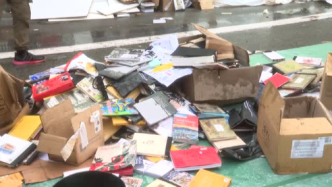 El viento y el granizo se llevan por delante tres paradas de Sant Jordi en Barcelona