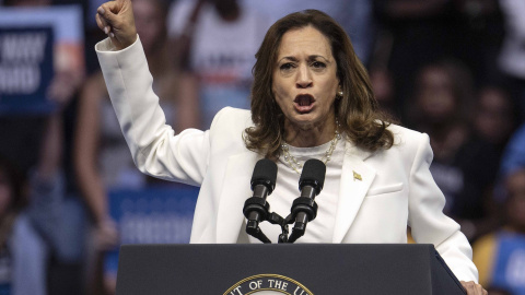 La vicepresidenta estadounidense y candidata presidencial demócrata Kamala Harris habla durante un mitin de campaña en el Enmarket Arena de Savannah, a 29 de agosto.