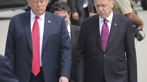 Imagen de archivo del presidente de EEUU, Donald J. Trump, con el presidente turco, Recep Tayyip Erdogan, en la pasada cumbre de la OTAN en Bruselas. EFE/EPA/OLIVIER HOSLET