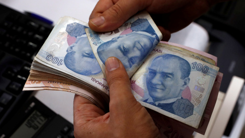 Billetes de la lira turca, con el retrato del fundador del país Mustafá Kemal Atatürk, en una casa de cambio de moneda en Estambul. REUTERS/Murad Sezer