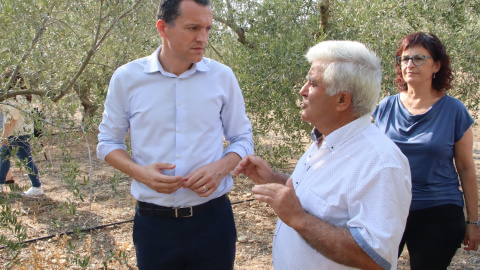 El conseller d'Agricultura, Òscar Ordeig, amb el president de la Cooperativa de Cabacés, José Antonio Robles, durant la visita a una finca d'oliveres