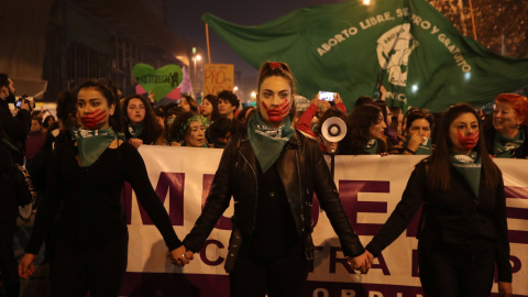 Los manifestantes participan en una marcha por el derecho al aborto libre y para exigir el fin del sexismo y la violencia de género en el sistema educativo, en Santiago, Chile - REUTERS