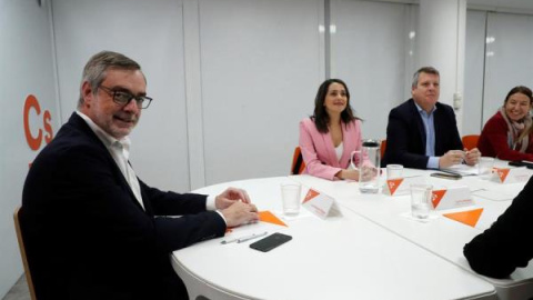 El secretario general de Ciudadanos, José Manuel Villegas (i), y la portavoz de Ciudadanos en el Congreso, Inés Arrimadas (2i), durante la reunión del Comité Permanente de Ciudadanos (Cs) que ha tenido lugar este lunes en la sede del partido. EFE/Zipi