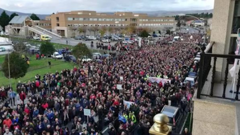 Manifestación en Verín en contra del cierre del paritorio y otros servicios en el Hospital comarcal