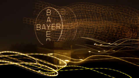 El logo de la química alemanda Bayer en su sede en Leverkusen. REUTERS/Ina Fassbender