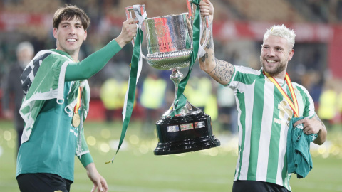 Los jugadores del Betis, Juan Miranda (i) y Aitor Ruibal, celebran la victoria del equipo bético en la final de la Copa del Rey al derrotar al Valencia en el encuentro que han disputado este sábado en el estadio de La Cartuja de Sevilla.