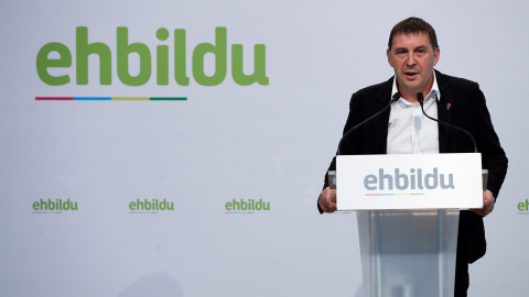 El portavoz de EH Bildu, Arnaldo Otegi, durante la rueda de prensa ofrecida este jueves en Donostia. EFE/Javier Etxezarreta