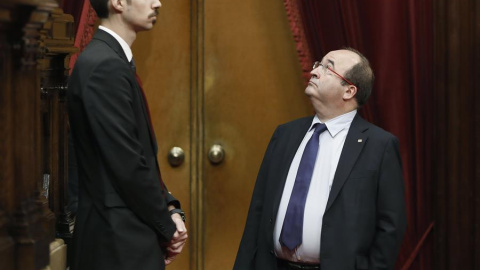 El líder del PSC, Miquel Iceta, en el Parlament de Catalunya. / ANDREU DALMAU (EFE)