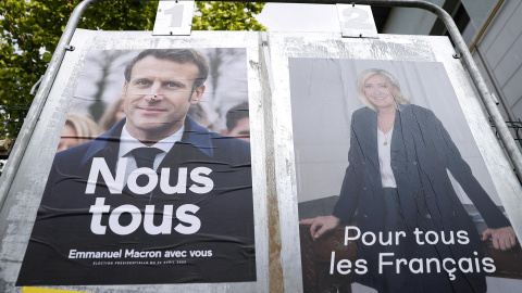 Vallas publicitarias con carteles de Emmanuel Macron y Marine Le Pen