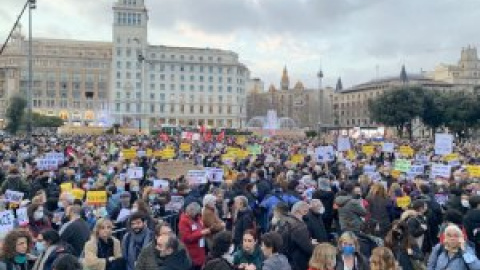 Milers de persones omplen la plaça Catalunya de Barcelona per fer un clam contra la guerra