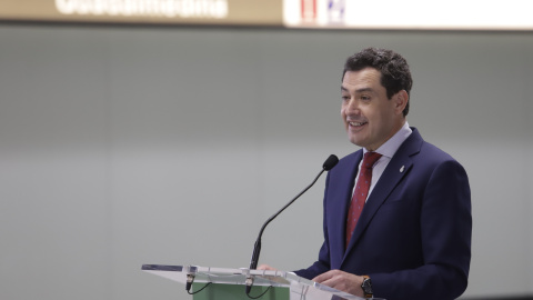 El presidente de la Junta, Juanma Moreno, de dirige al público asistente después de la inauguración de la estación Guadalmedina del metro a 22 de abril del 2022 en Málaga.