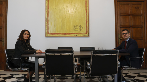 El ministro de la Presidencia, Félix Bolaños, y la consellera de la Presidencia, Laura Vilagrà, posan en el ámbito de su reunión este domingo en Barcelona.