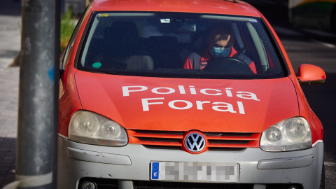 Un coche de la Policía Foral patrulla las calles durante el día 54 del estado de alarma en Pamplona, a 7 de mayo de 2020.