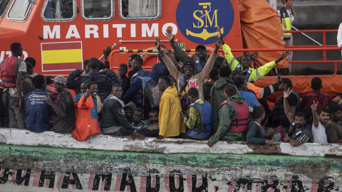 Una embarcación con migrantes a su llegada al puerto de La Restinga, a 31 de agosto de 2024, en El Hierro, Canarias.