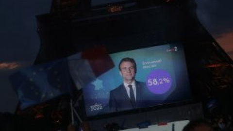 Los líderes europeos acogen con alivio la reelección de Macron en Francia